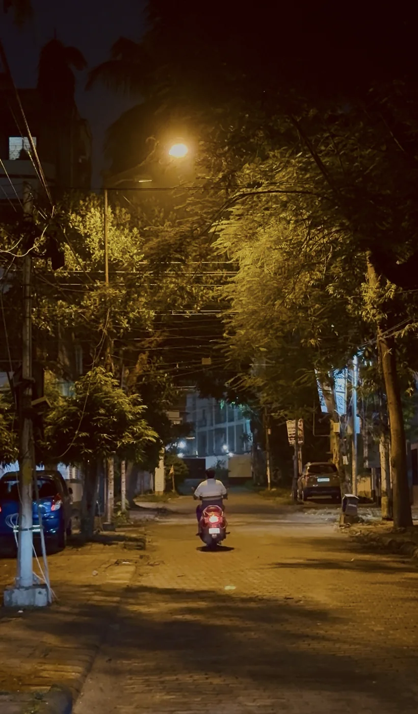The Amber Hour: Kolkata's Fading Yellow Streetlight