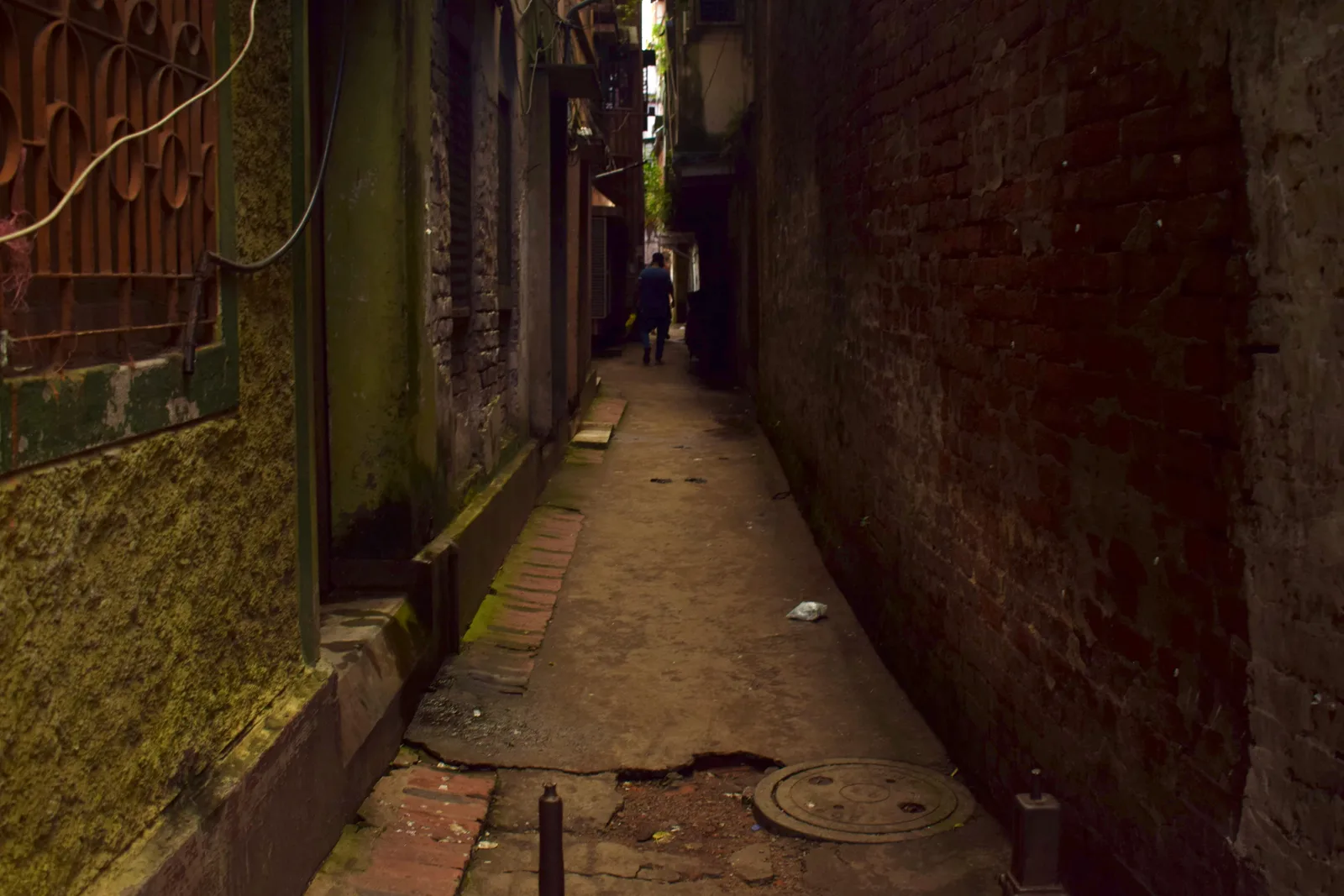 Narrow lane between old North Kolkata buildings