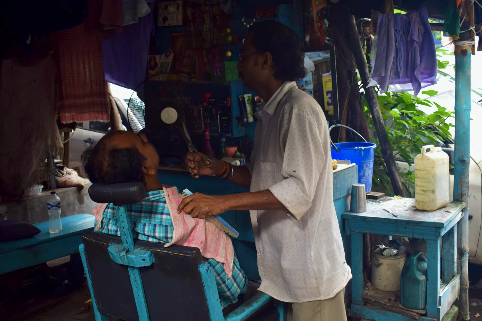Roadside barber at work, Kolkata street