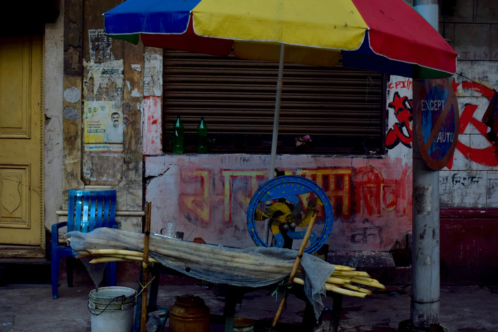 Sugarcane juice stall beside street graffiti